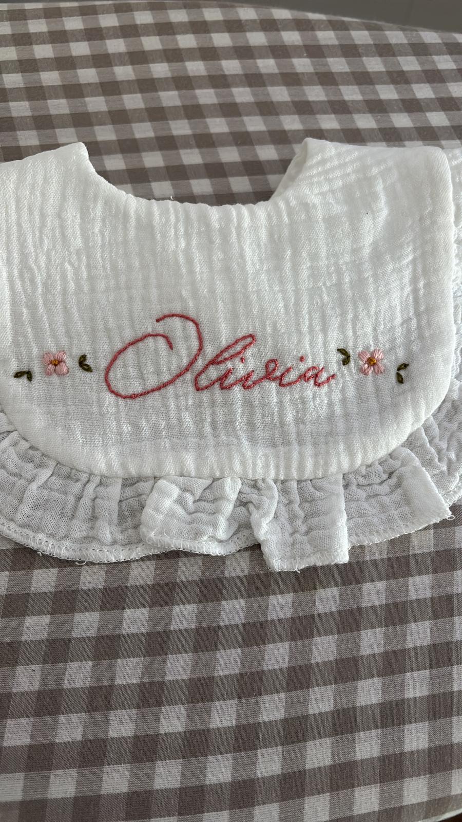 Detalle de un bordado floral personalizado
